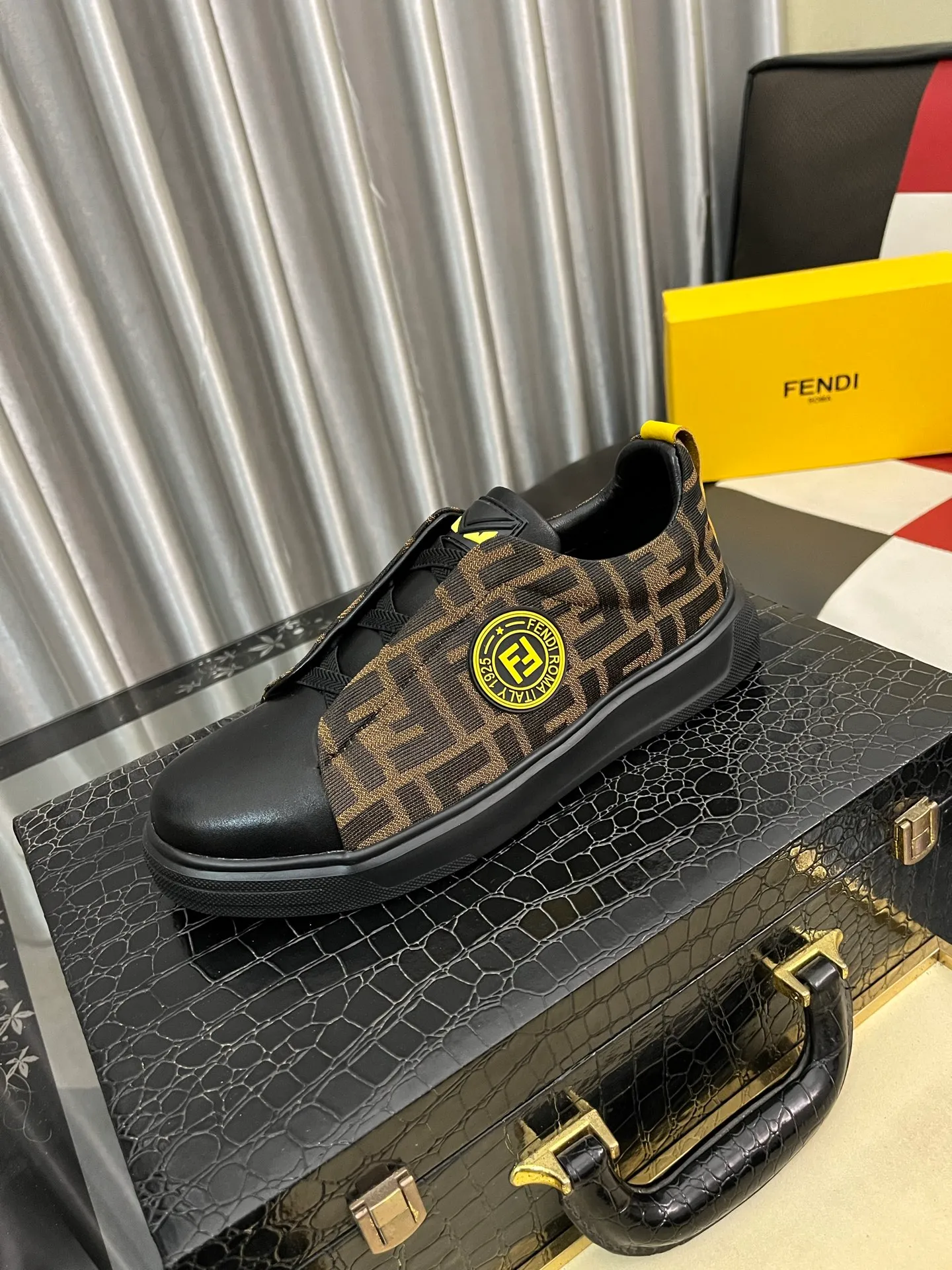 Men's shoes 💰400⌚️⌚️【FENDI】The latest high-end men's shoes in Hong Kong! Original quality. The upper is made of imported cowhide material and cowhide lining! Super comfortable on the foot, original wear-resistant outsole, luxurious, fashionable, casual and versatile! Size: 38-442️⃣Colors available